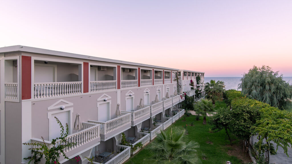 Belussi Beach Hotel & Suites