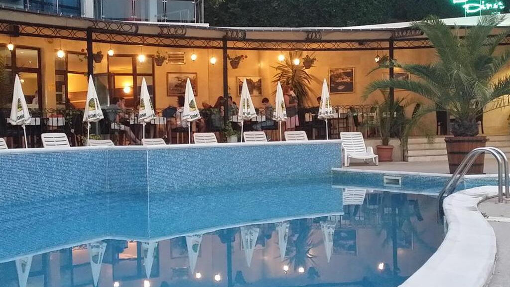 Royal Cove Apart