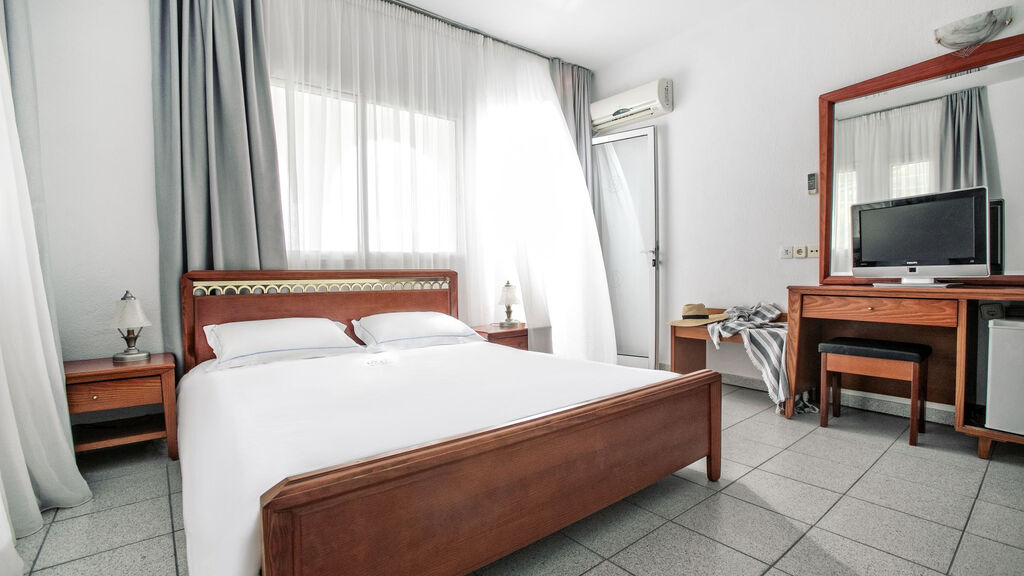 Acrotel Lily Ann Beach