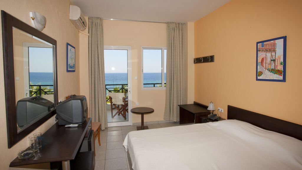 Acrotel Lily Ann Beach