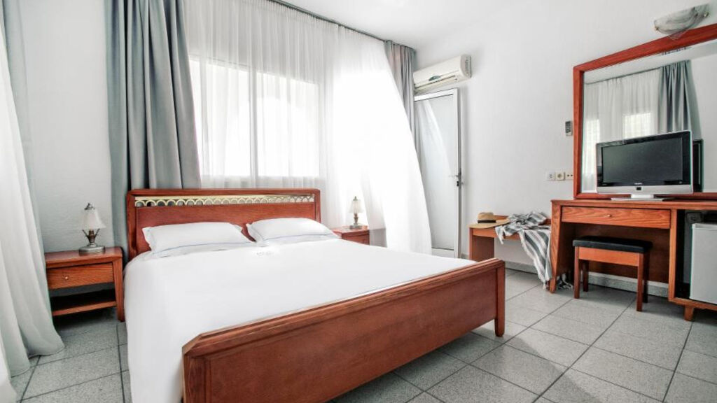 Acrotel Lily Ann Beach