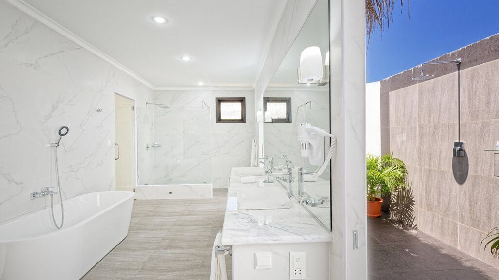 Angaga Island Resort & Spa