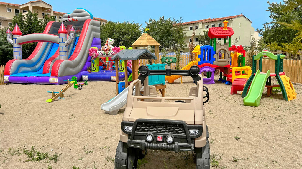 Angela Beach Family Deluxe