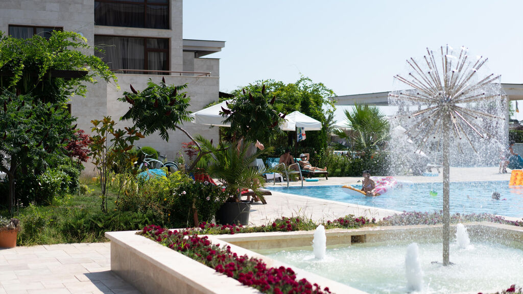 Apolonia Resort