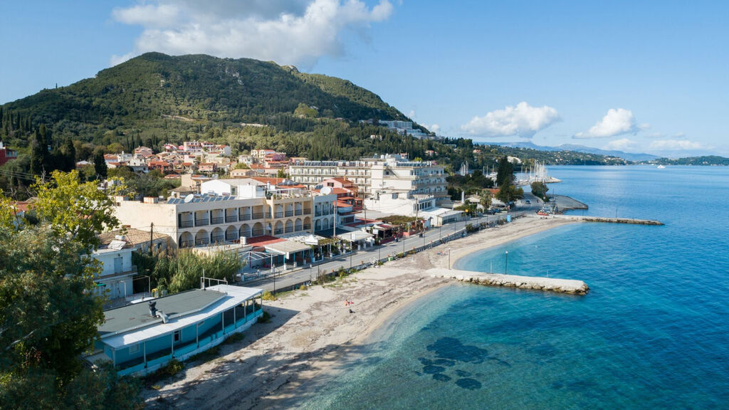 Bella Vista Beach Hotel & Studios