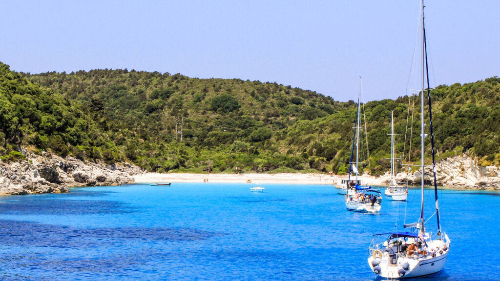 Bella Vista Beach Hotel & Studios