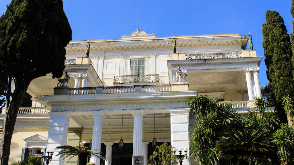 Bella Vista Beach Hotel & Studios