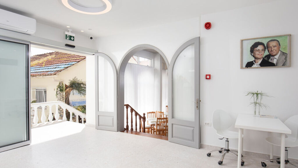 Bella Vista Beach Hotel & Studios