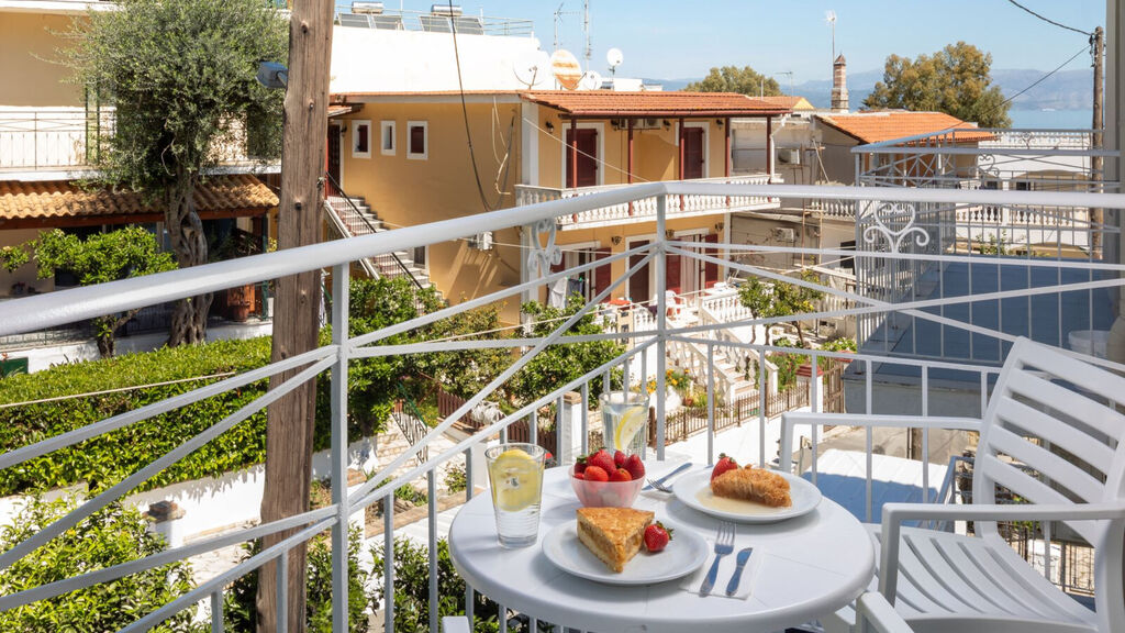 Bella Vista Beach Hotel & Studios