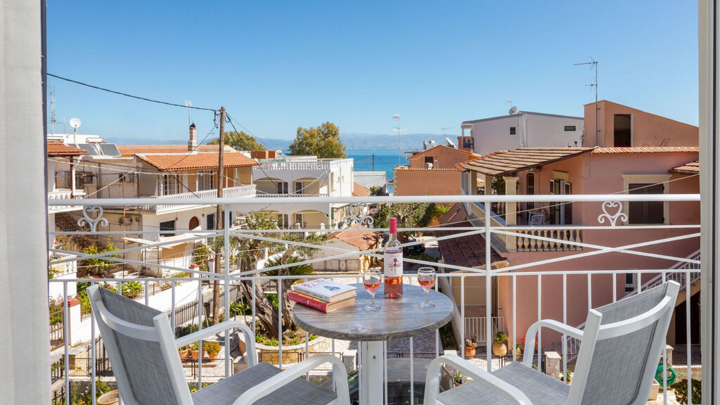 Bella Vista Beach Hotel & Studios