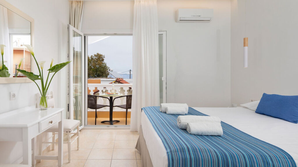 Bella Vista Beach Hotel & Studios