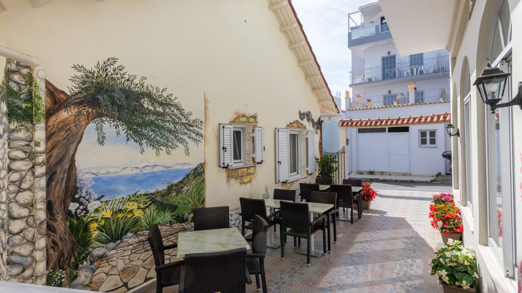 Bella Vista Beach Hotel & Studios