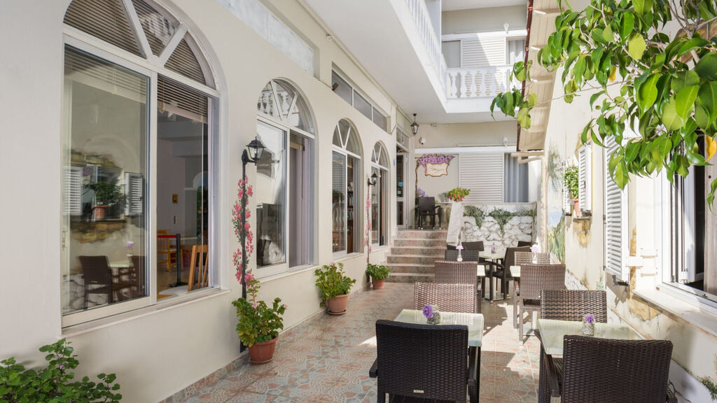 Bella Vista Beach Hotel & Studios