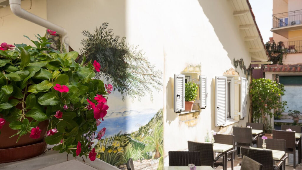 Bella Vista Beach Hotel & Studios