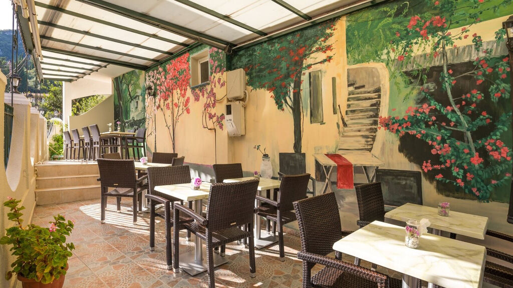 Bella Vista Beach Hotel & Studios