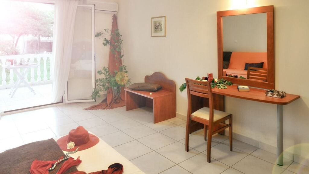 Belussi Beach Hotel & Suites