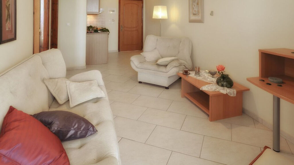 Belussi Beach Hotel & Suites