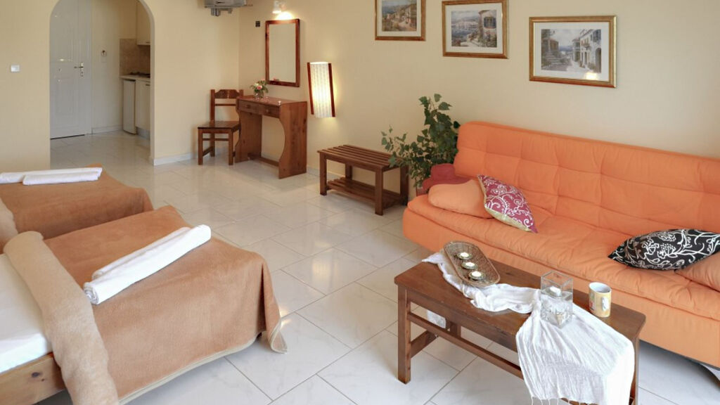 Belussi Beach Hotel & Suites