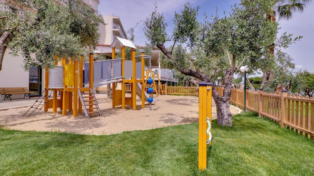 Calamos Beach Family Club