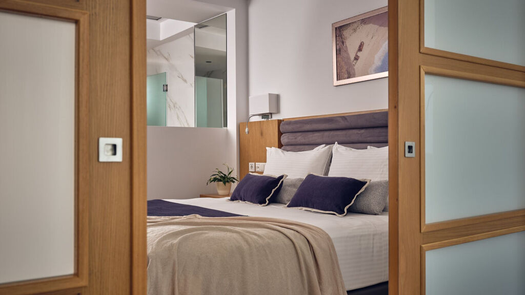 Cavo Orient Beach Hotel & Suites