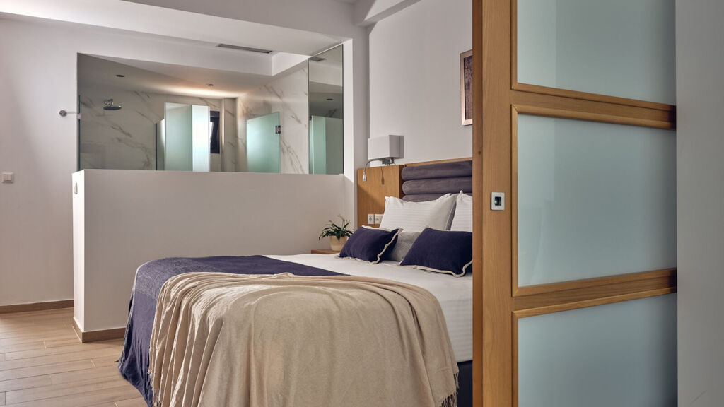 Cavo Orient Beach Hotel & Suites