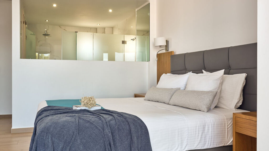 Cavo Orient Beach Hotel & Suites