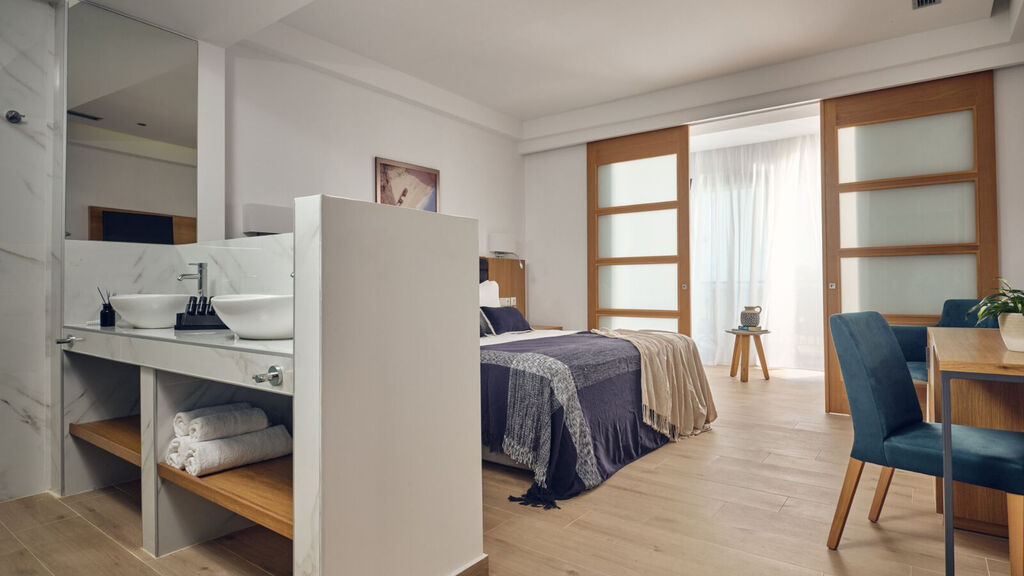 Cavo Orient Beach Hotel & Suites