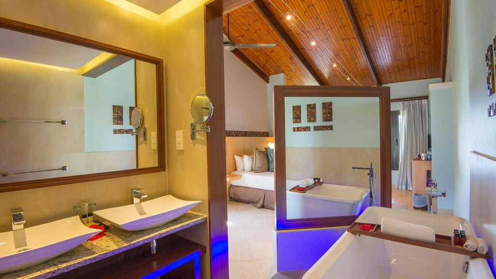 Coco De Mer & Black Parrot Suites