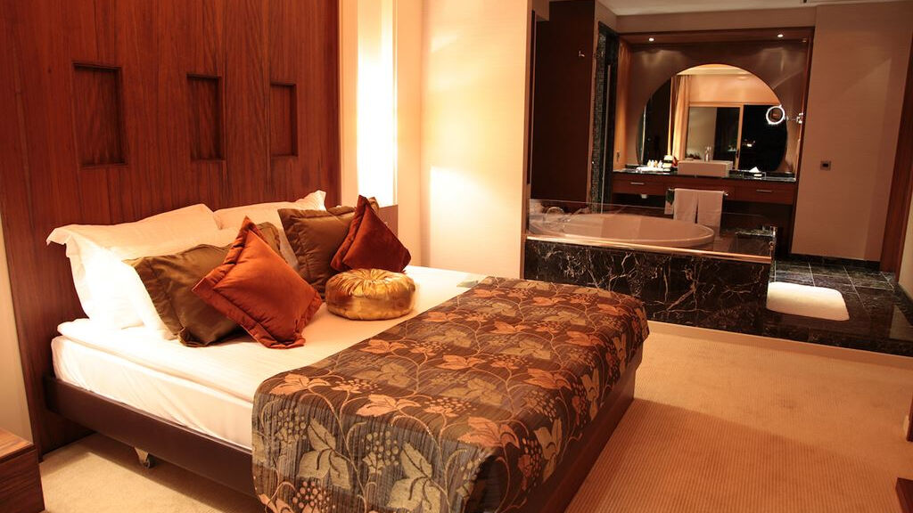 Cratos Premium Hotel § Casino