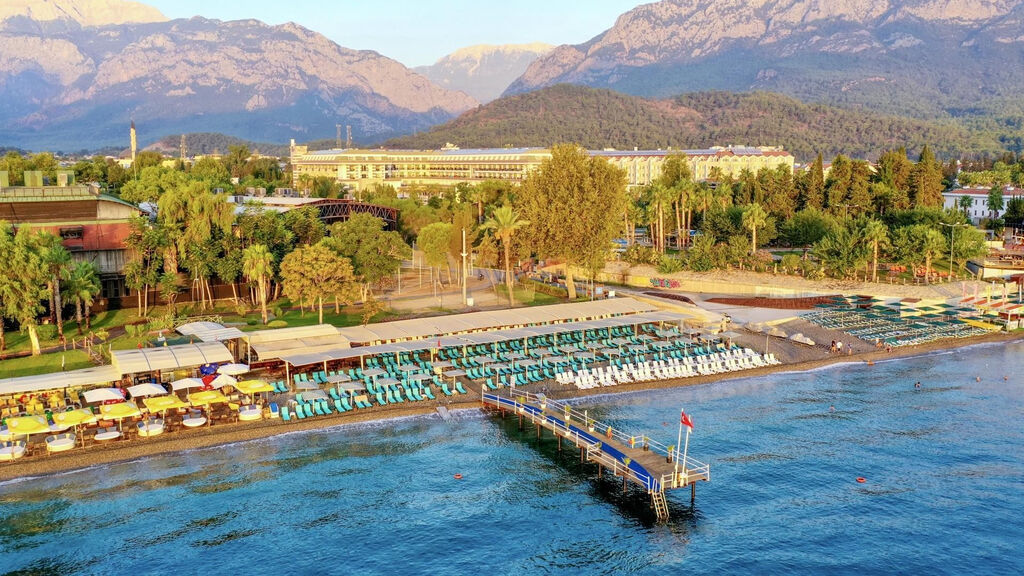Crystal De Luxe Resort