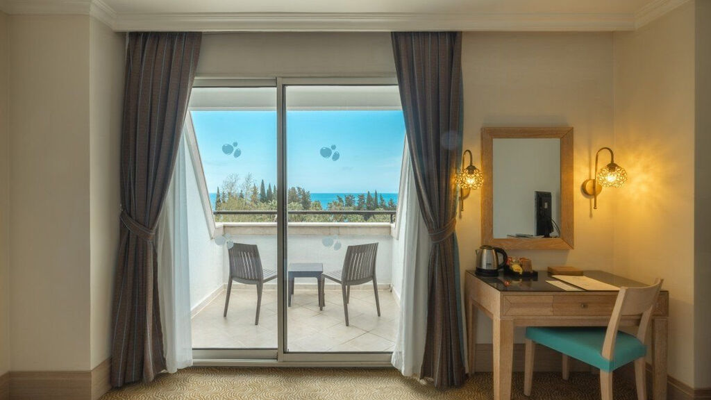 Crystal De Luxe Resort & Spa