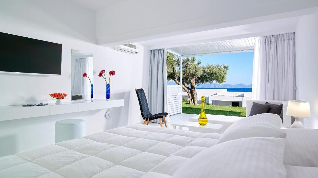 Dimitra Beach Hotel & Suites