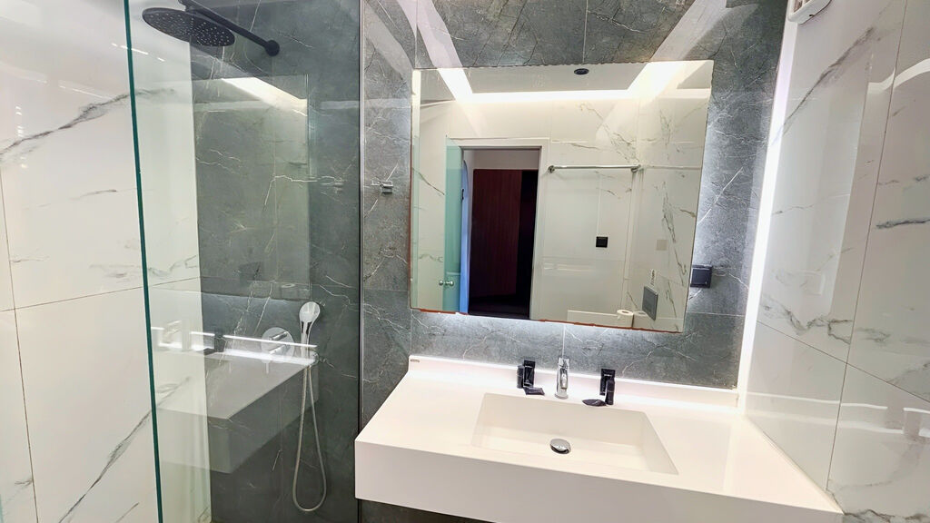 Diogenys Blue Palace