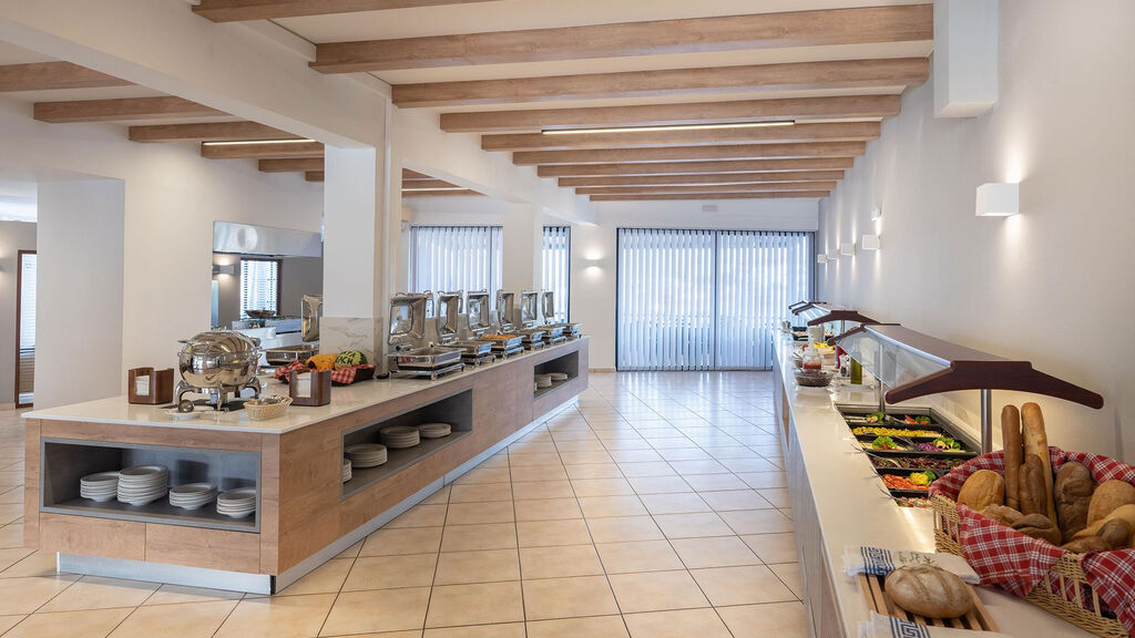 Enorme Maya Beach Resort