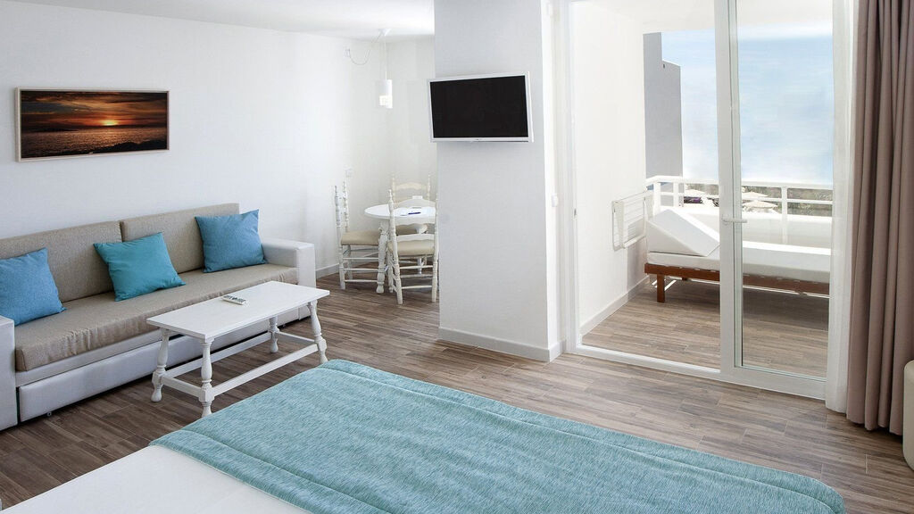 Fergus Style Cala Blanca Suites