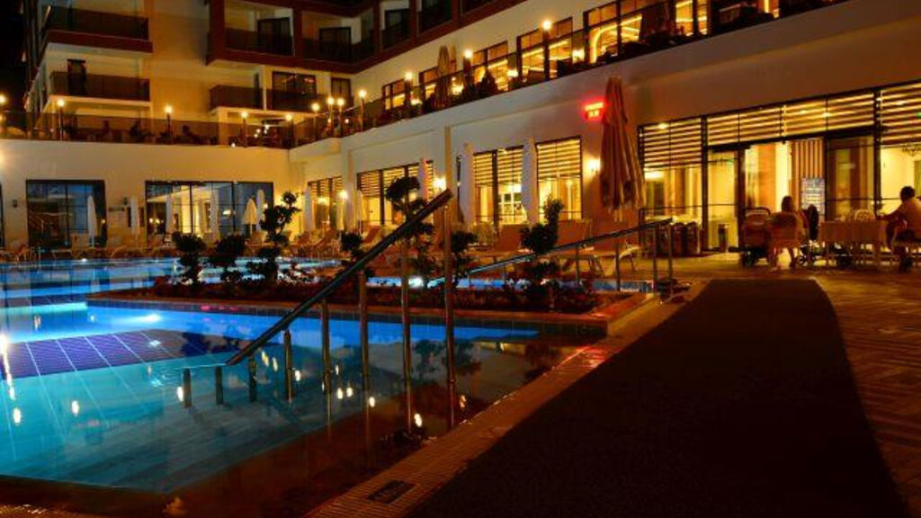 Glamour Resort & Spa