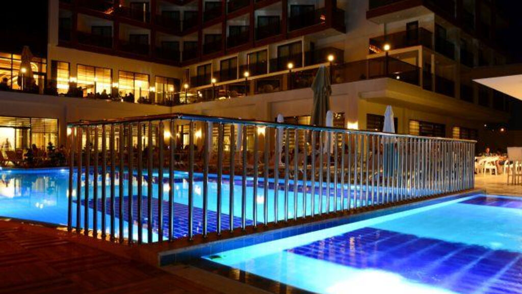 Glamour Resort & Spa