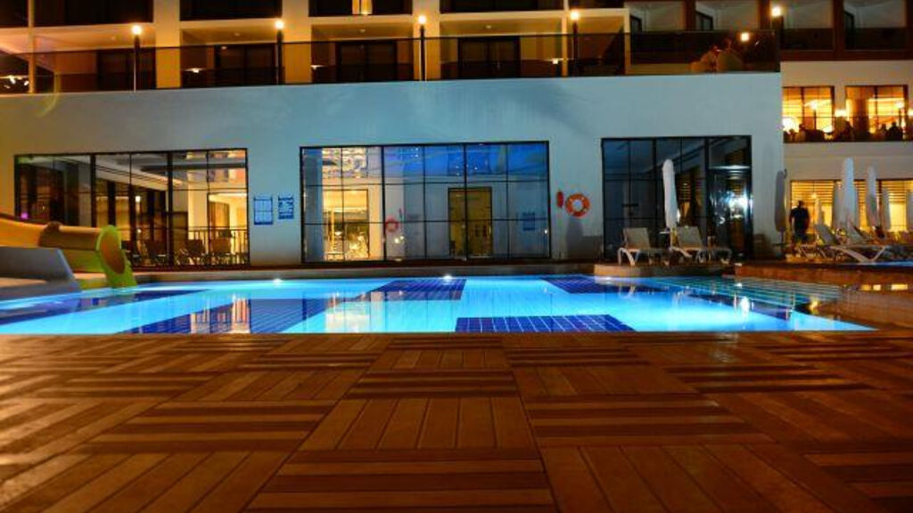 Glamour Resort & Spa