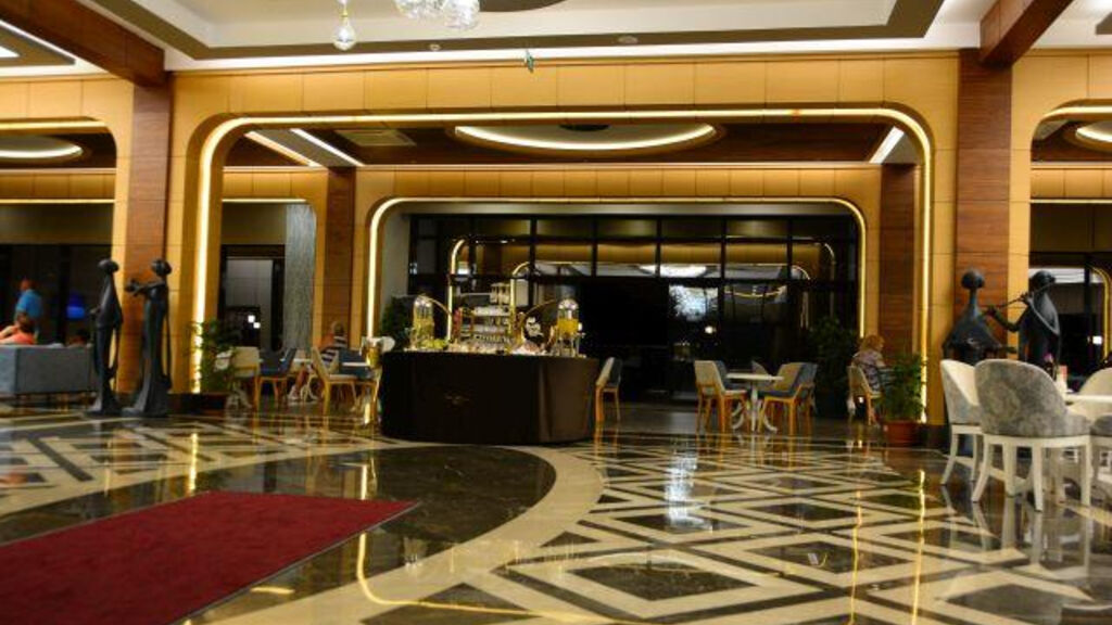 Glamour Resort & Spa