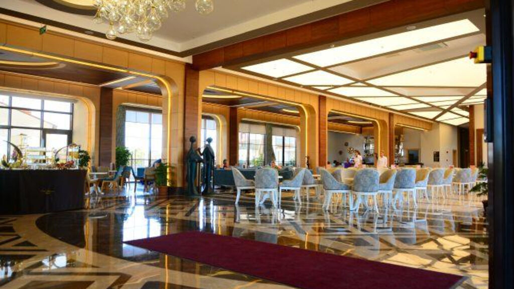 Glamour Resort & Spa