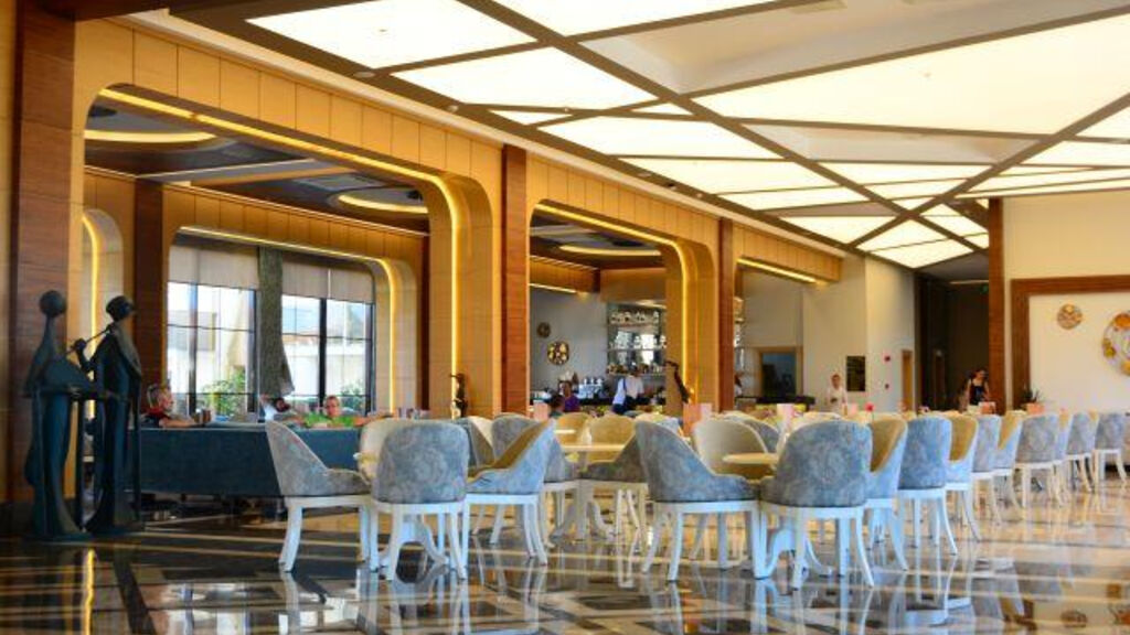 Glamour Resort & Spa
