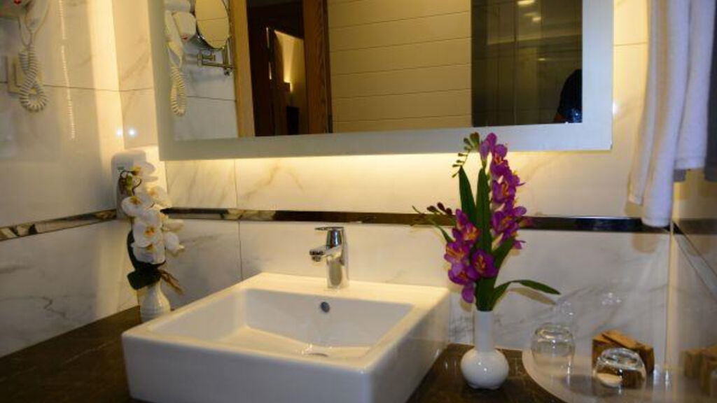 Glamour Resort & Spa