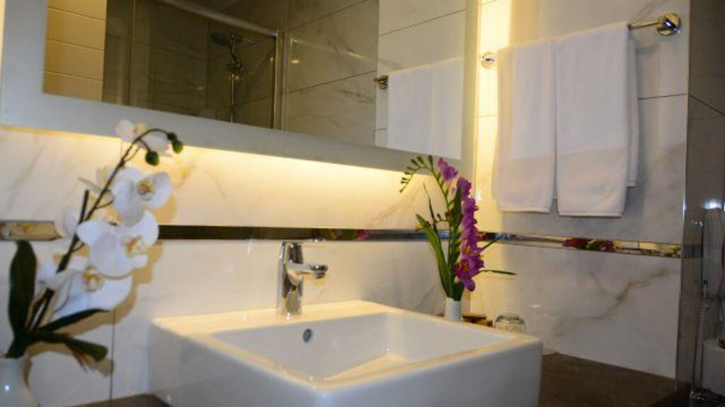 Glamour Resort & Spa