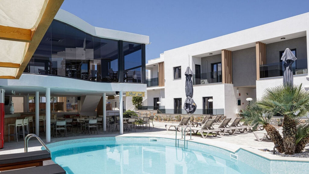 Golden Bay Hotel & Bungalows