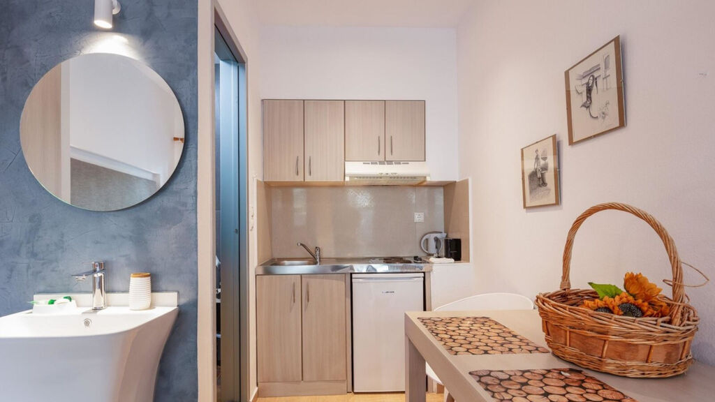 Golden Bay Hotel & Bungalows