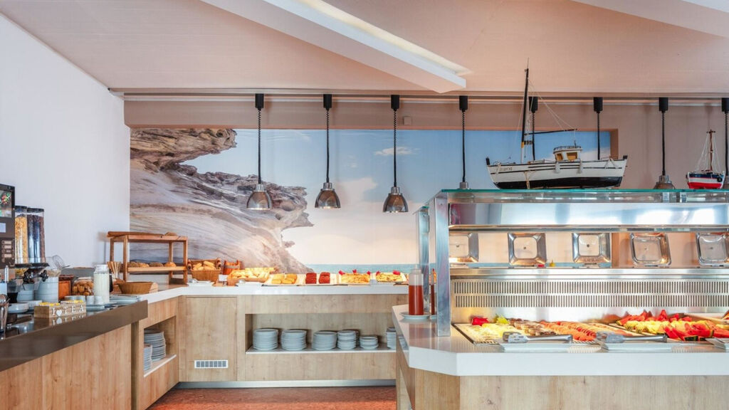 Golden Bay Hotel & Bungalows