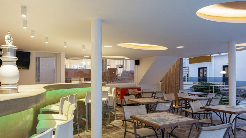 Golden Bay Hotel & Bungalows