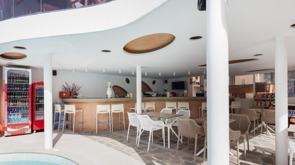 Golden Bay Hotel & Bungalows