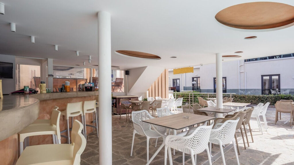 Golden Bay Hotel & Bungalows