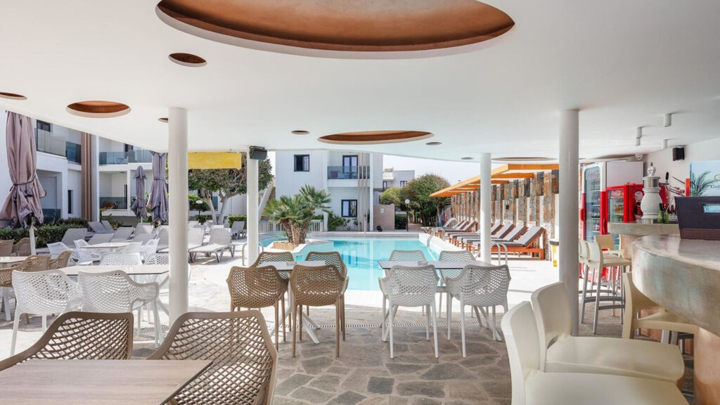 Golden Bay Hotel & Bungalows